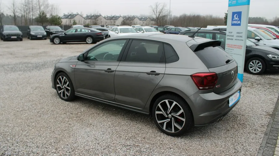 VOLKSWAGEN Polo -