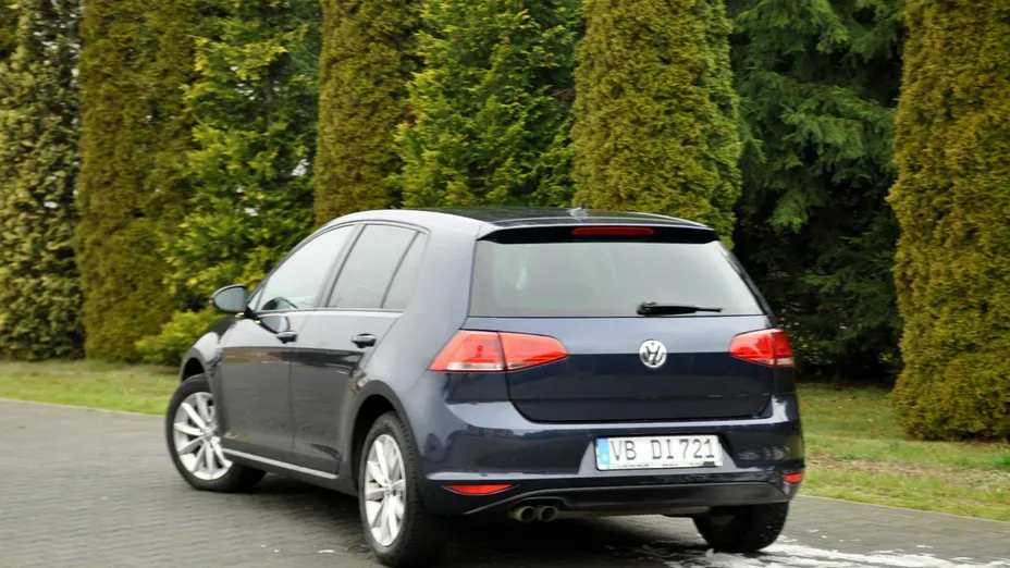VOLKSWAGEN Golf -