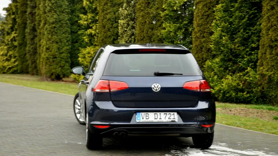 VOLKSWAGEN Golf -