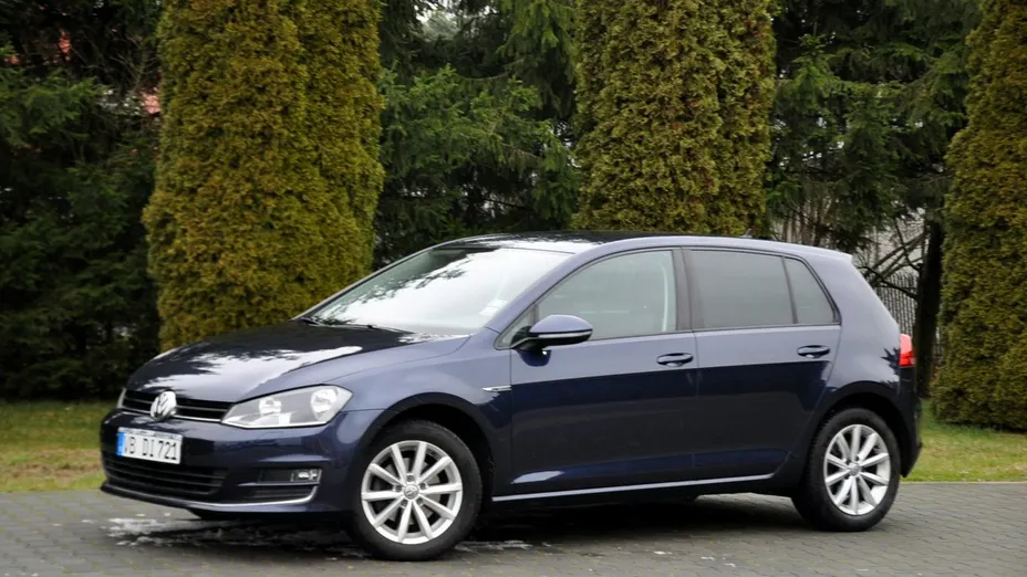 VOLKSWAGEN Golf -