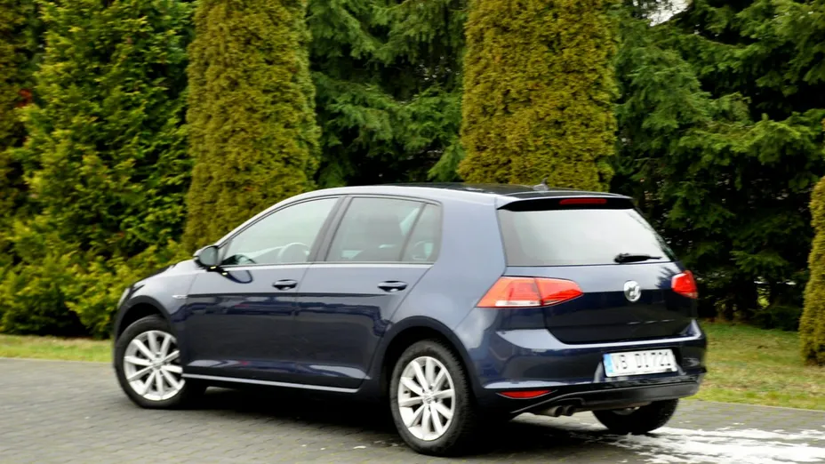VOLKSWAGEN Golf -