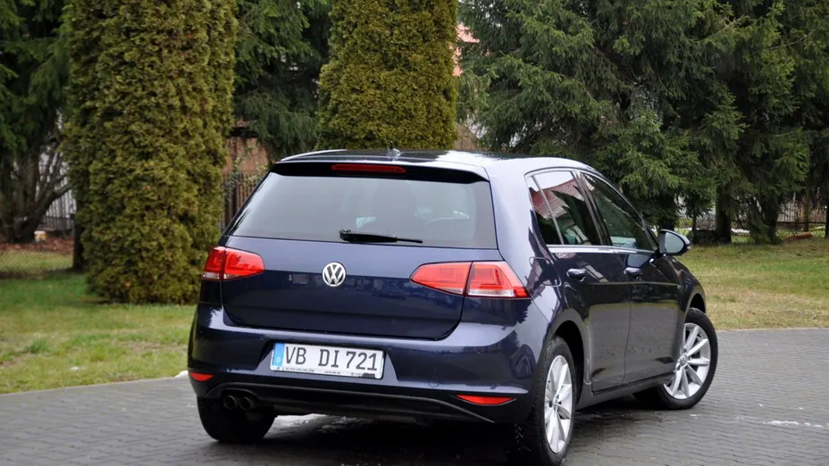VOLKSWAGEN Golf -