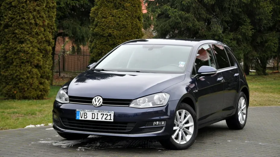 VOLKSWAGEN Golf -