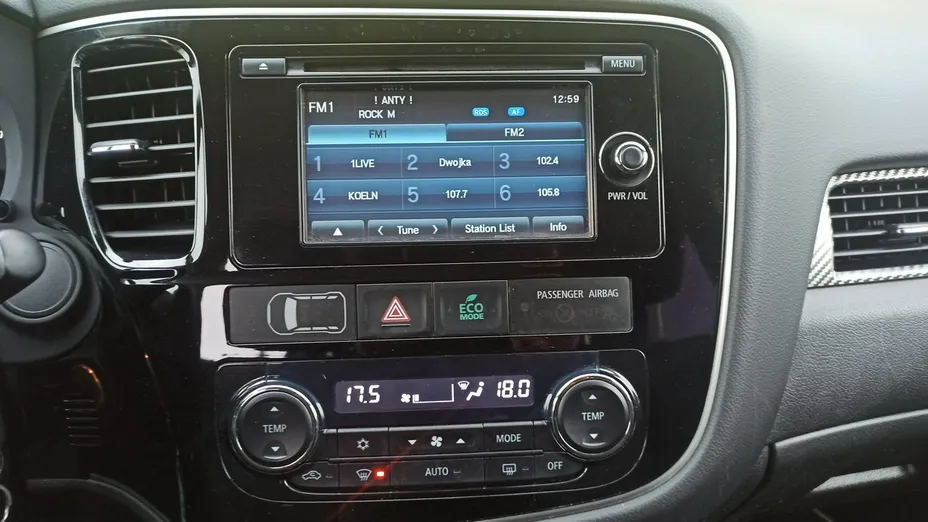 MITSUBISHI Outlander -