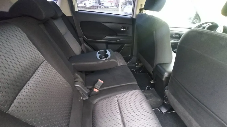 MITSUBISHI Outlander -