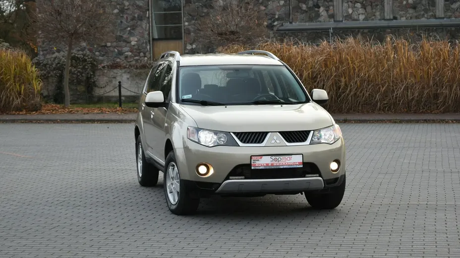 MITSUBISHI Outlander -