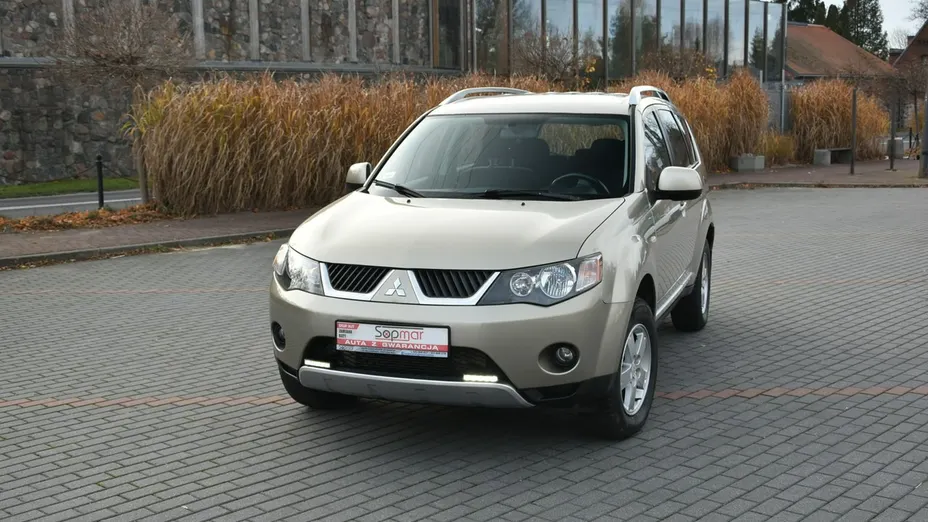 MITSUBISHI Outlander -