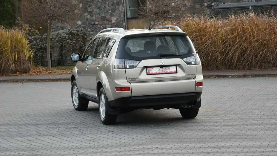 MITSUBISHI Outlander -