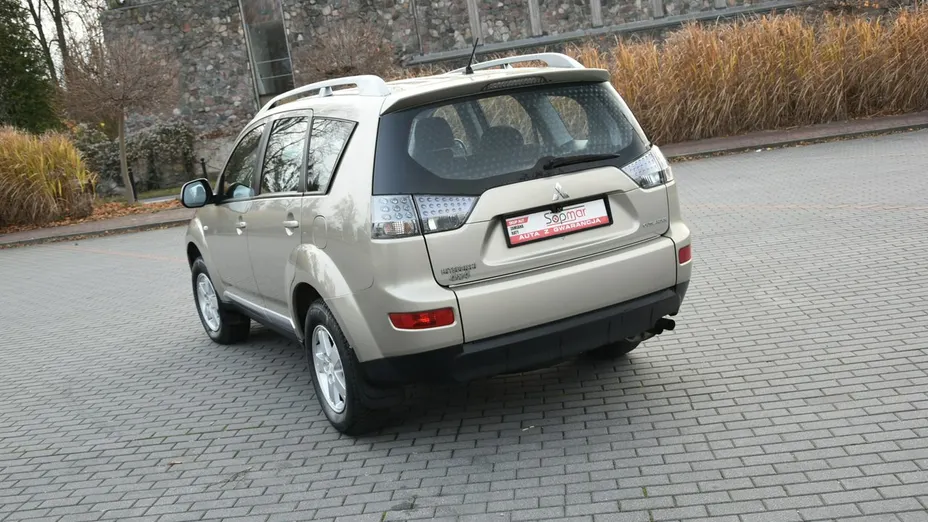 MITSUBISHI Outlander -