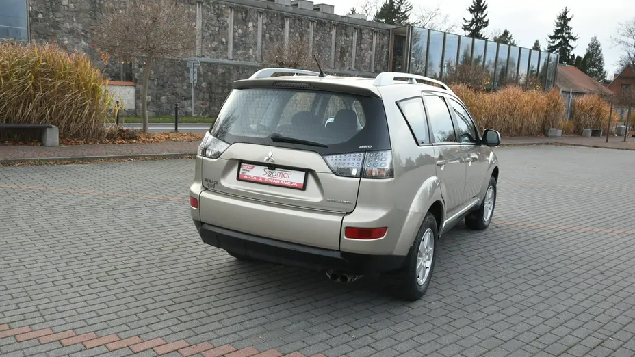 MITSUBISHI Outlander -
