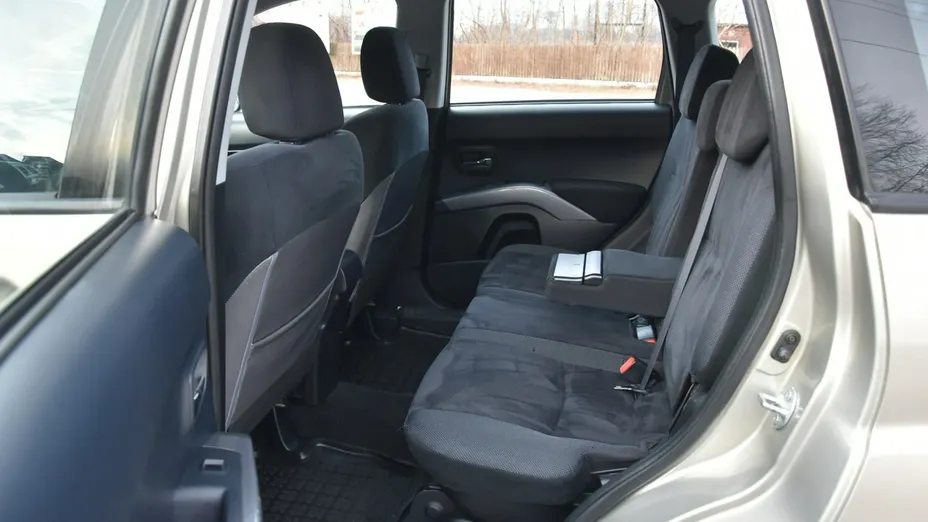 MITSUBISHI Outlander -