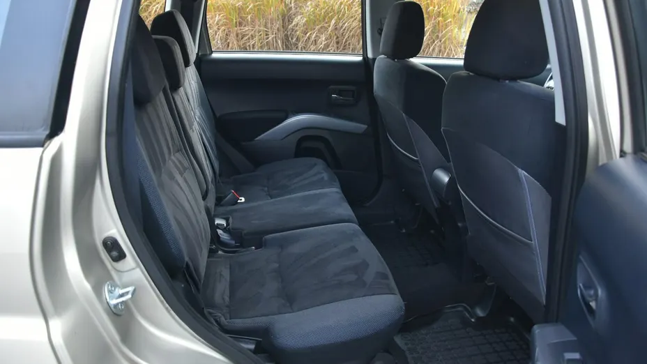 MITSUBISHI Outlander -