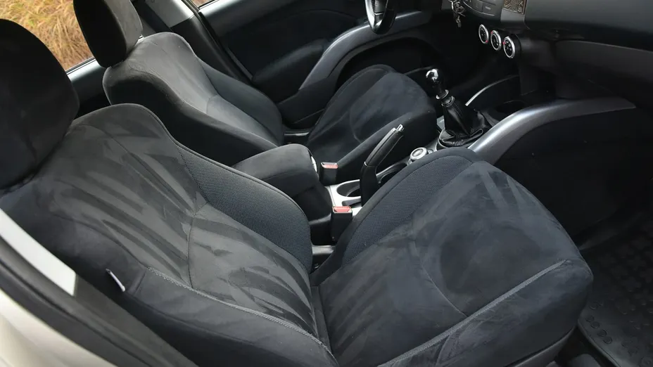 MITSUBISHI Outlander -