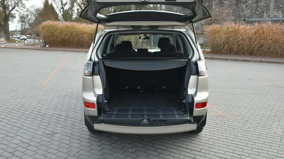 MITSUBISHI Outlander -