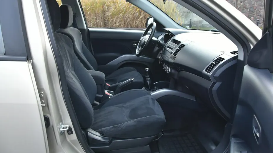 MITSUBISHI Outlander -