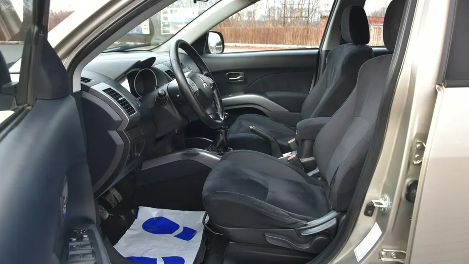 MITSUBISHI Outlander -