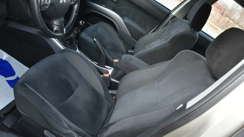 MITSUBISHI Outlander -