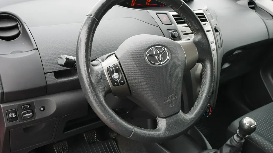 TOYOTA Yaris -