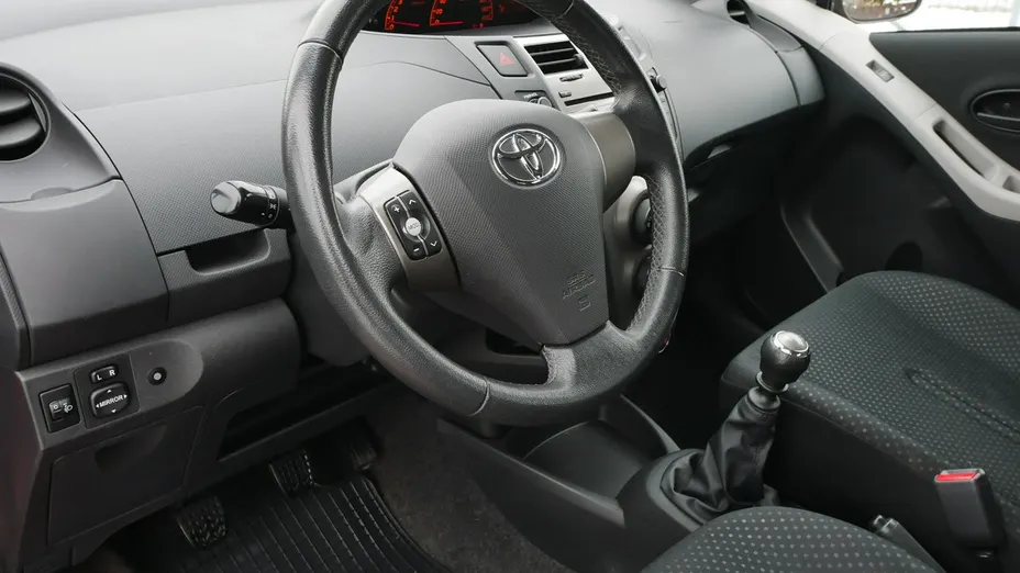 TOYOTA Yaris -