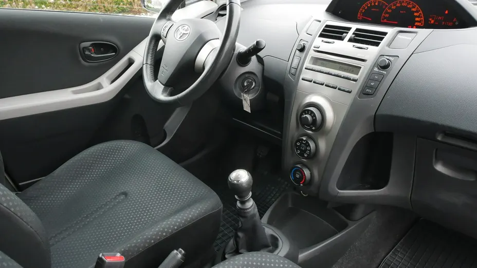 TOYOTA Yaris -