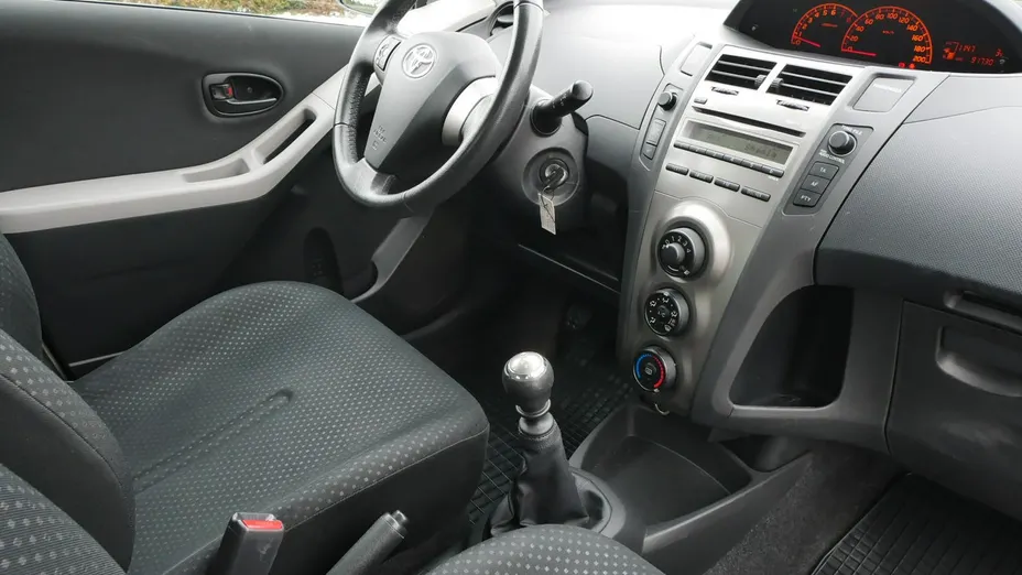 TOYOTA Yaris -