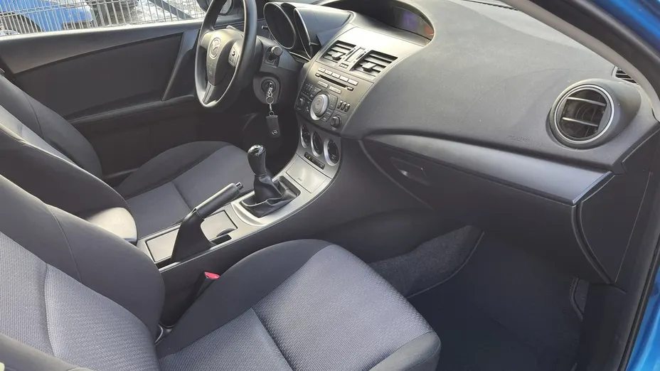 MAZDA 3 -