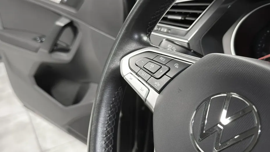VOLKSWAGEN Tiguan -