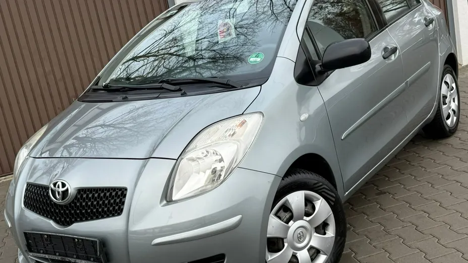 TOYOTA Yaris -