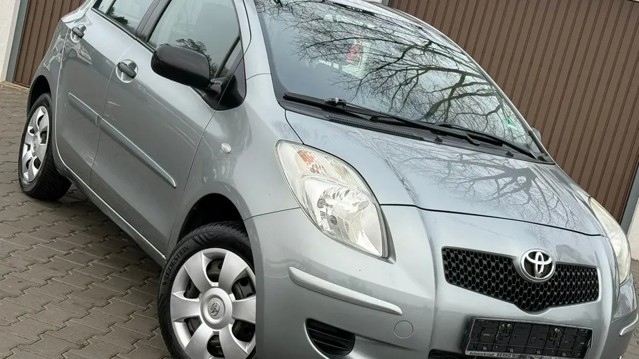TOYOTA Yaris -