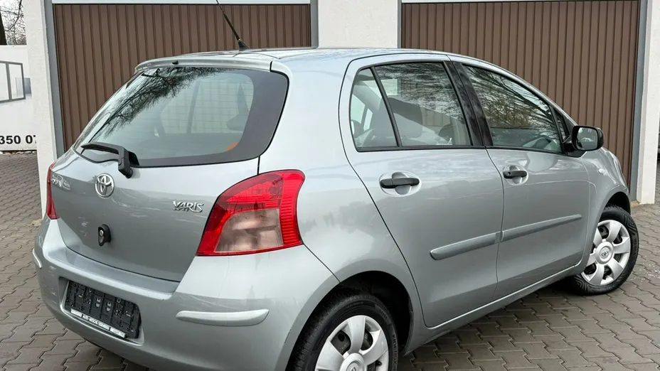 TOYOTA Yaris -