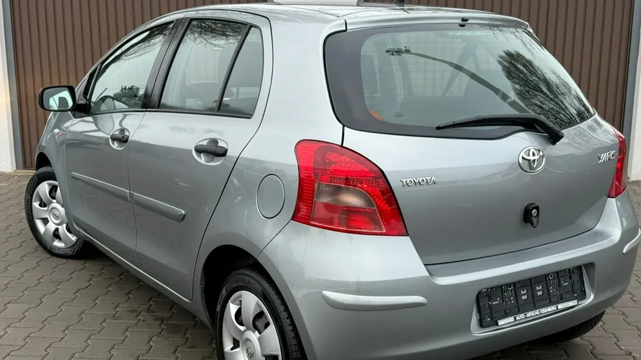 TOYOTA Yaris -