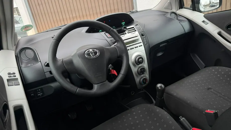 TOYOTA Yaris -