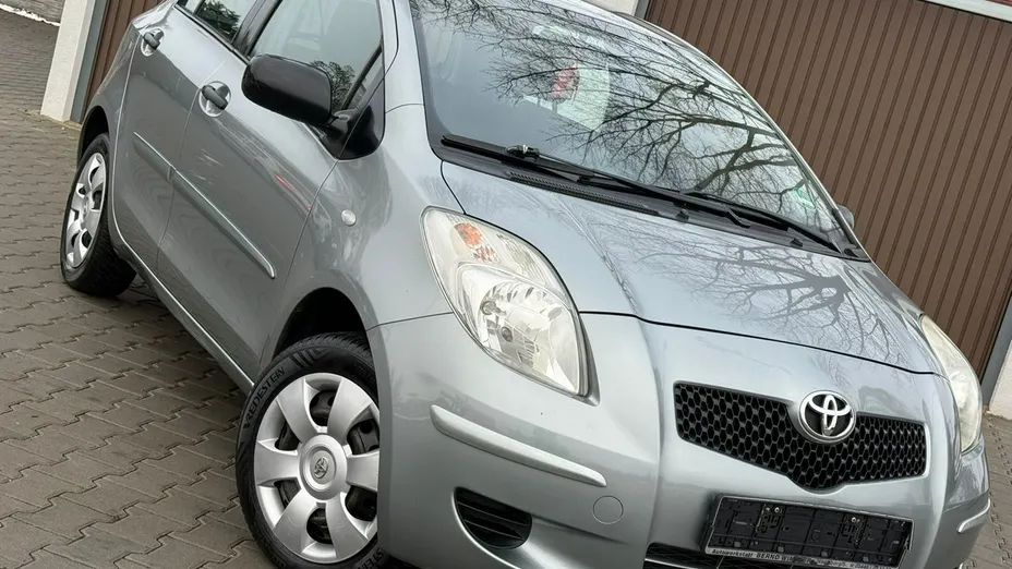 TOYOTA Yaris -