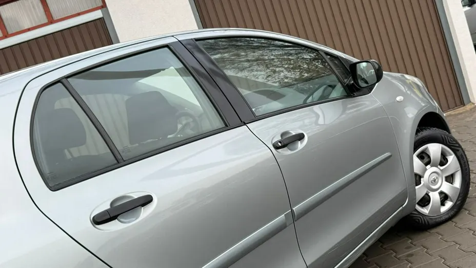 TOYOTA Yaris -