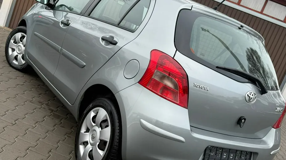 TOYOTA Yaris -