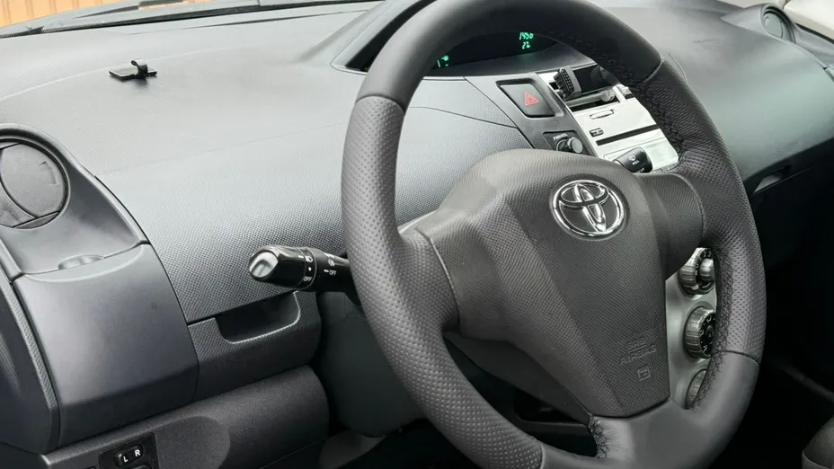 TOYOTA Yaris -