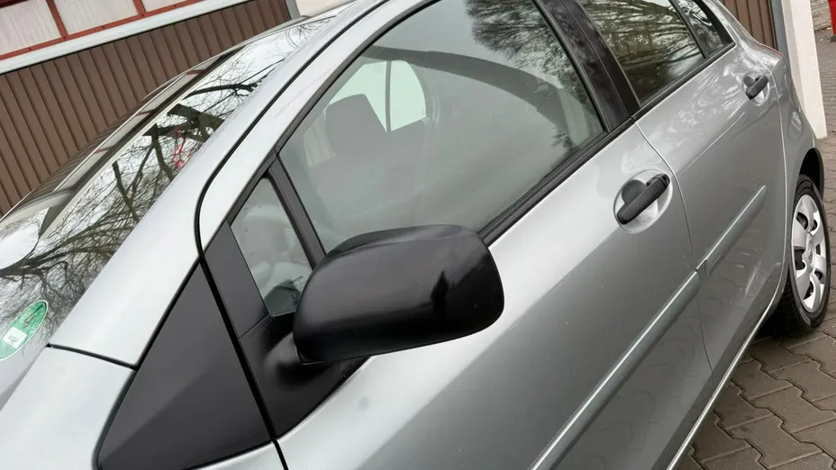 TOYOTA Yaris -