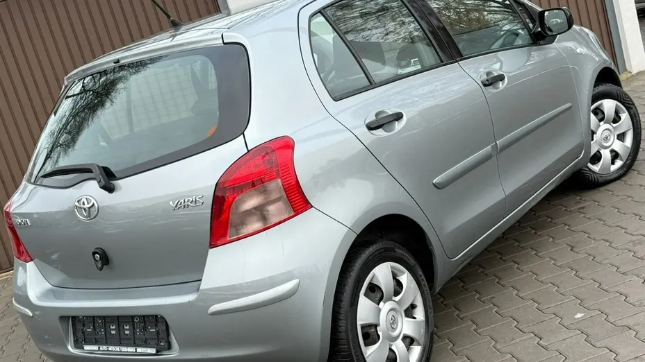 TOYOTA Yaris -