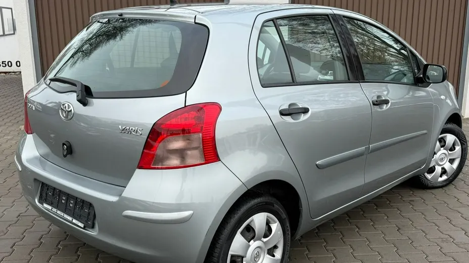 TOYOTA Yaris -