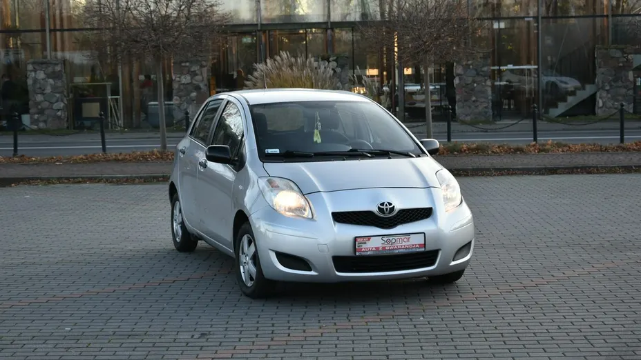 TOYOTA Yaris -