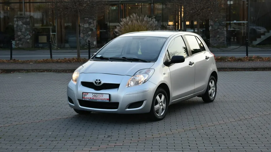 TOYOTA Yaris -