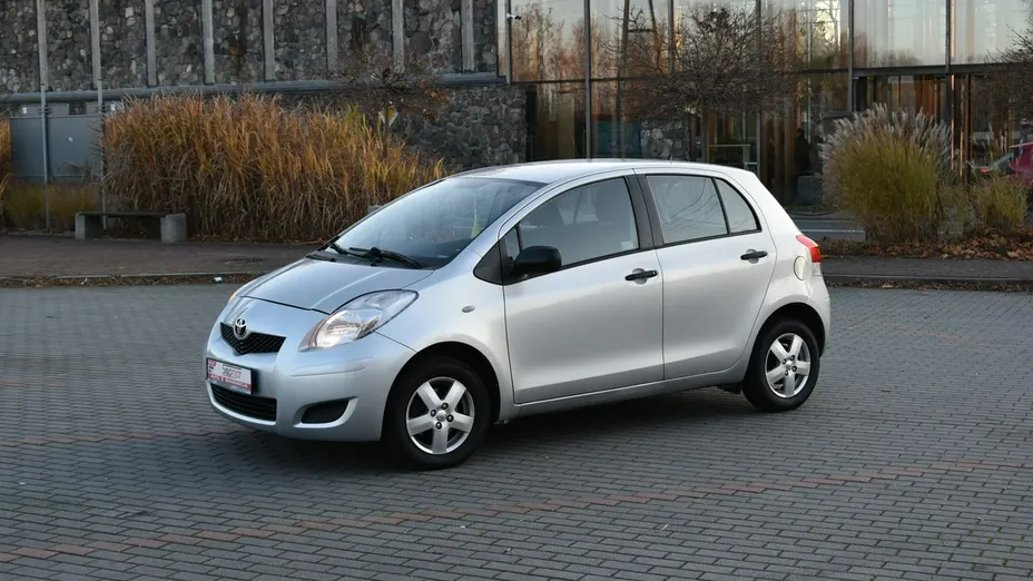TOYOTA Yaris -