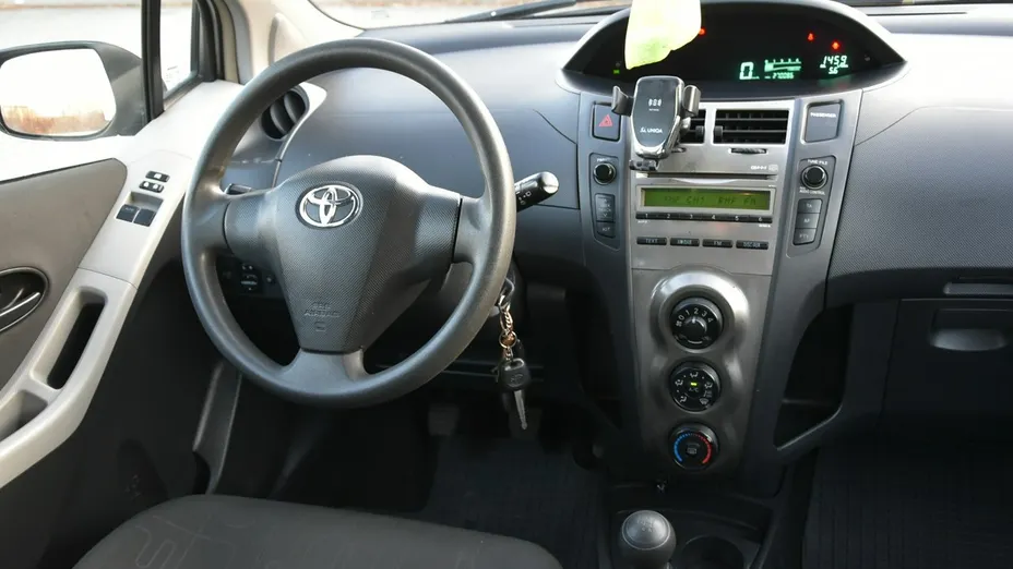 TOYOTA Yaris -