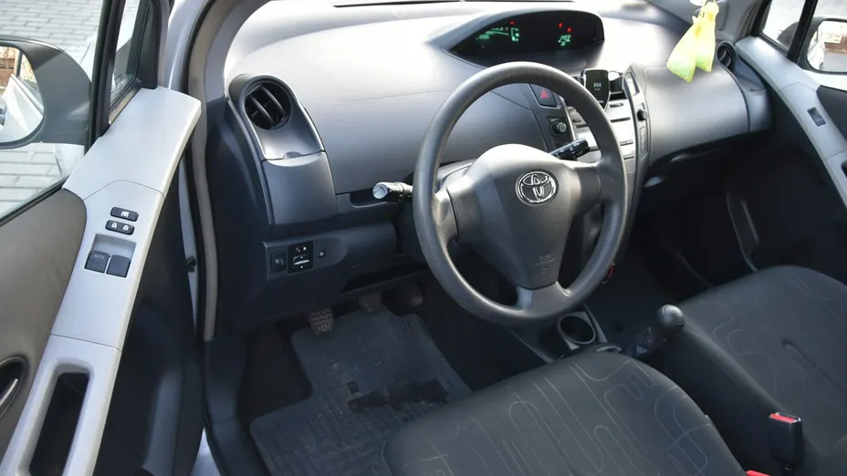 TOYOTA Yaris -