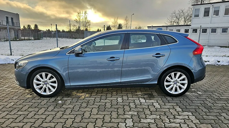 VOLVO V40 -