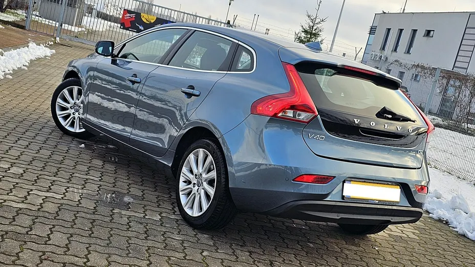 VOLVO V40 -