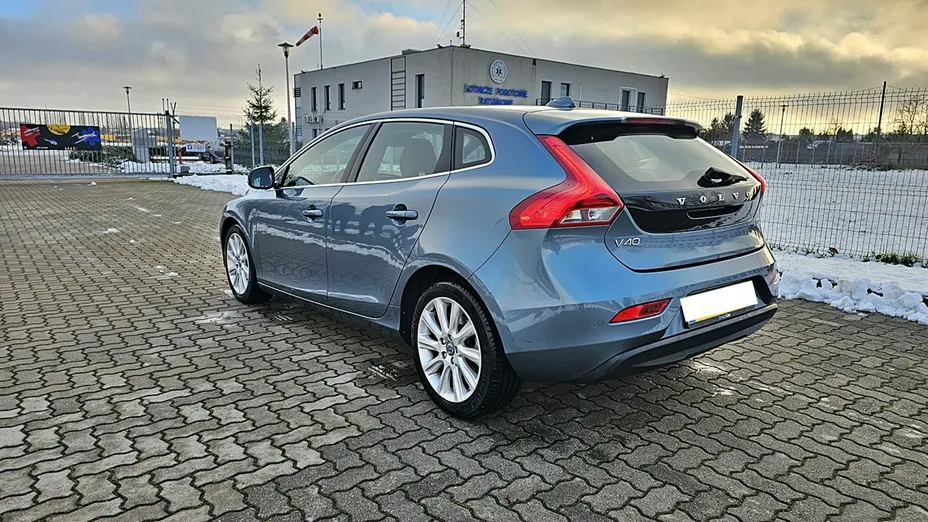 VOLVO V40 -