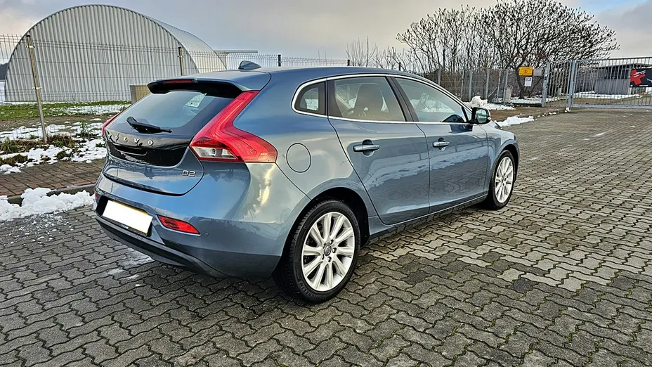 VOLVO V40 -