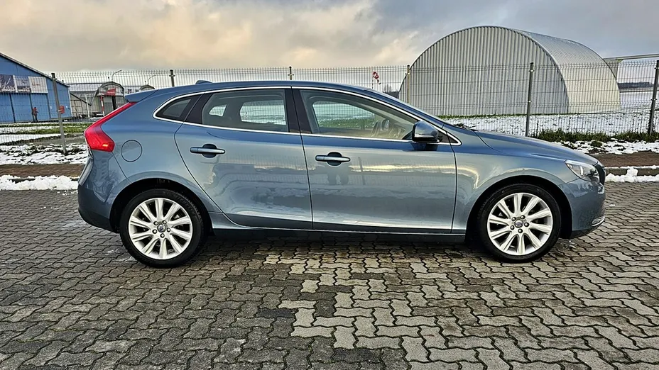 VOLVO V40 -