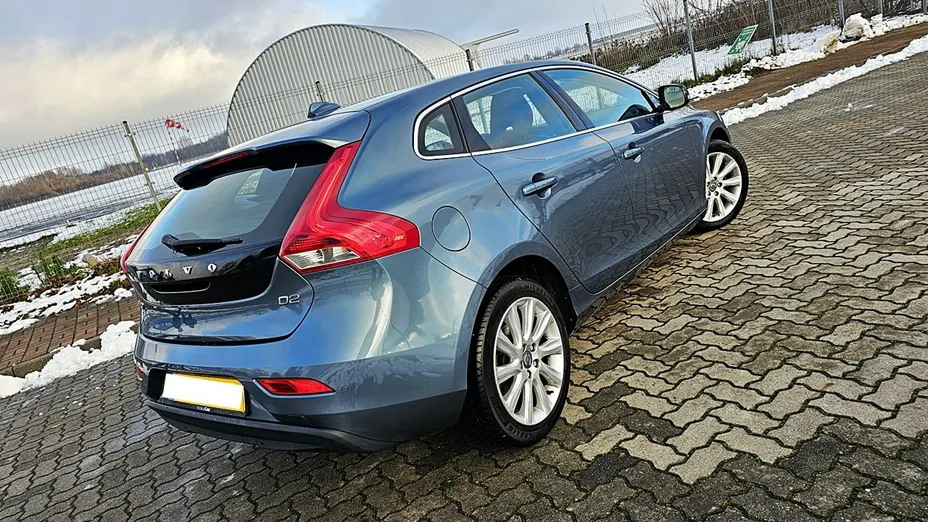 VOLVO V40 -